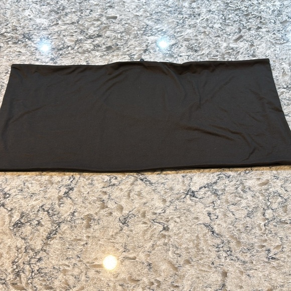 Beyond Yoga | Infinity Hidden Pocket Scarf in Black OS - Picture 7 of 8